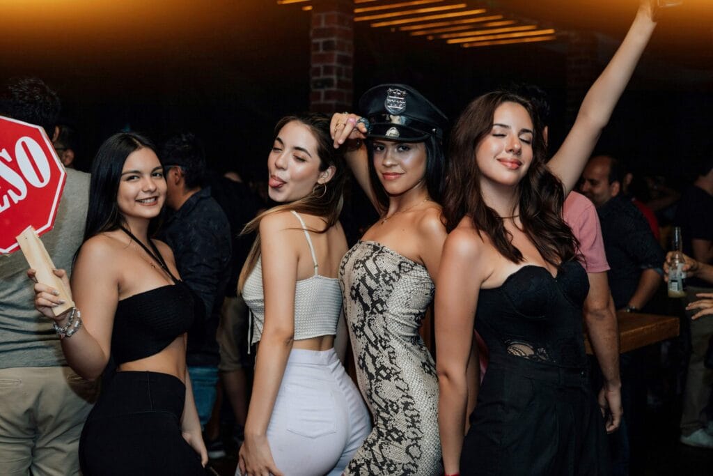 Group photo of party guests – Bartour Berlin themed night