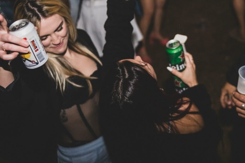 Beautiful Women dancing in a group at Berlin club – Bartour Berlin nightlife