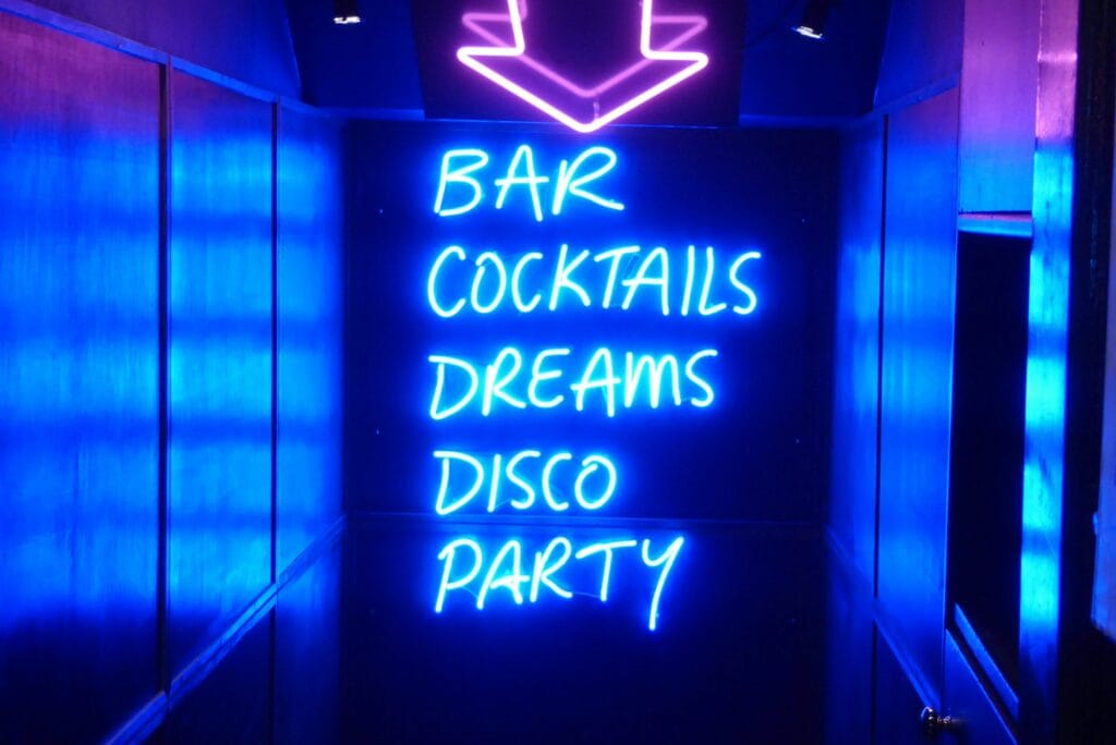 Neon sign bar cocktails dreams disco party – Berlin nightlife vibe