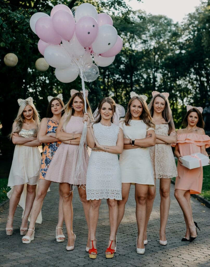 Group of women in white dresses – Bartour Berlin themed party night