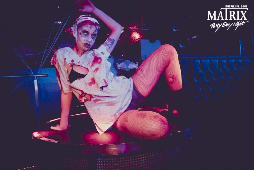 Halloween Hot Party Berlin – Frau im Horror-Kostüm beim Pubcrawl Event