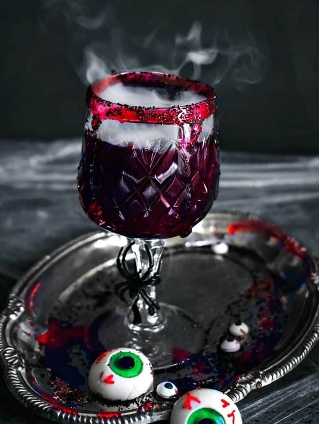 Halloween Cocktail Berlin – Blutig roter Drink beim Pubcrawl