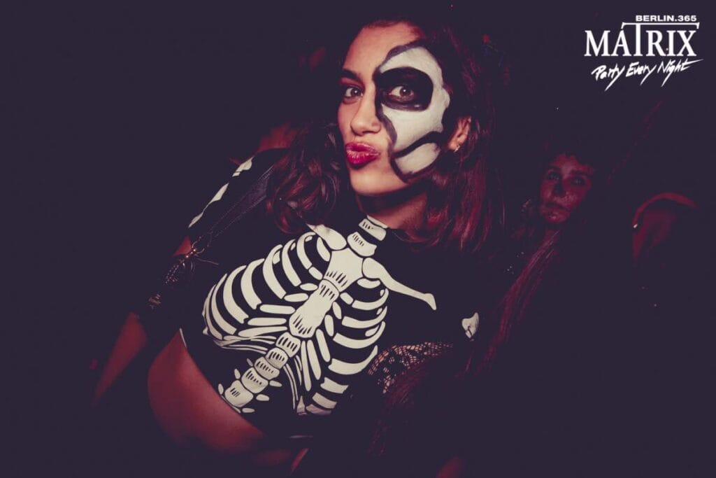 Halloween Party Berlin – Frau im Skelett-Kostüm beim Pubcrawl